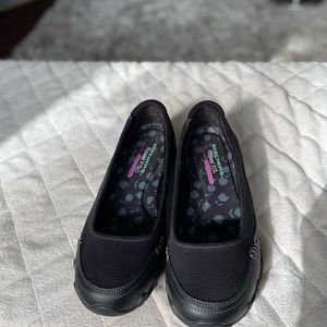 SKECHERS RELAXED FIT SZ9